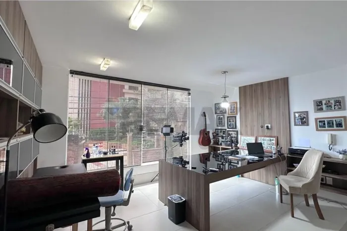 Imóvel Versátil no Centro | Residência de Luxo + Módulo Corporativo com Sala de Reuniões