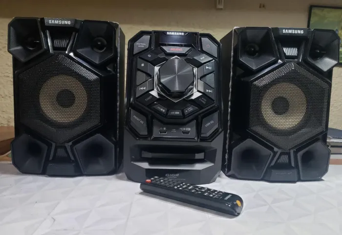 Microsystem Samsung 200w modo festa, modo estádio, jog, USB, CD, FM, Controle remoto