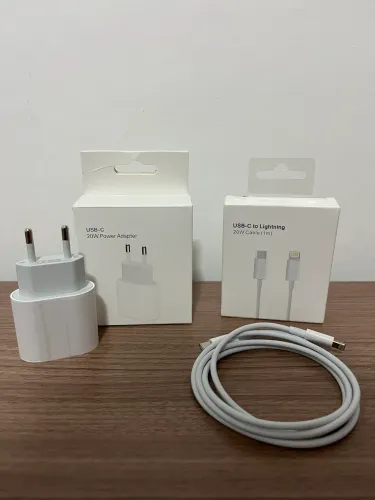 Carregador de Celular com Cabo USB-C Lightning
