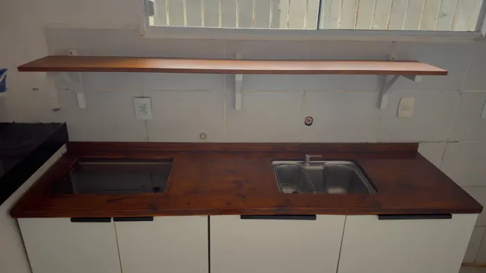 Balcão de cozinha em madeira com resina impermeabilizada