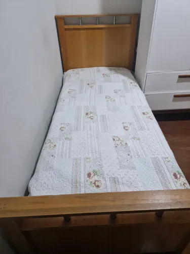Cama solteiro de madeira maciça