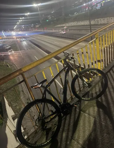 Vendo bicicleta mountain bike preta aro 29