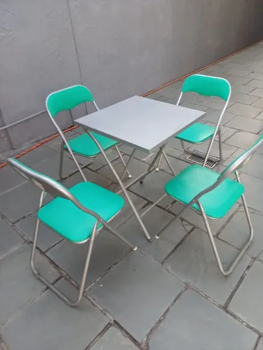 Conjunto de mesa com quatro cadeiras