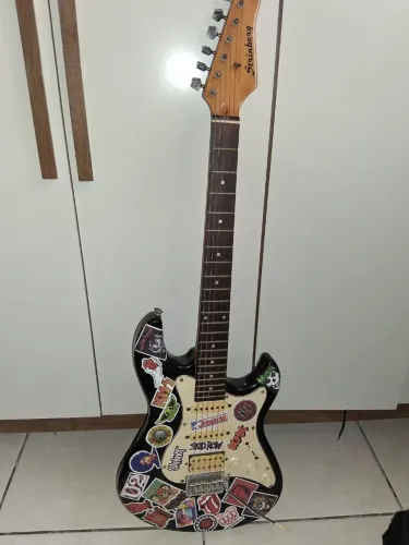 Guitarra stratocaster da Strimberg com captador humbucker