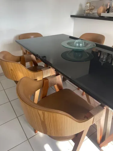 Mesa e cadeiras