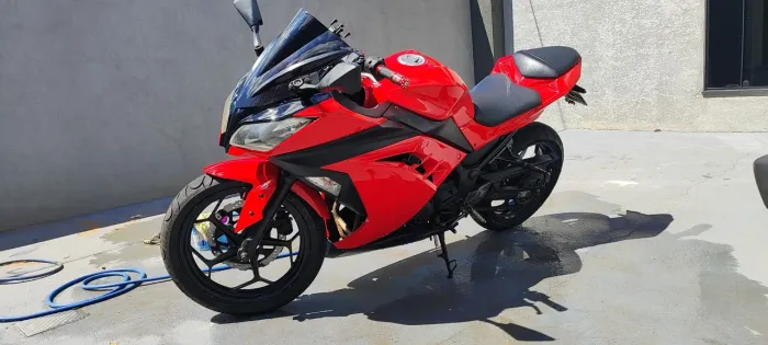 Ninja 300 e ótimo estado de conservação.