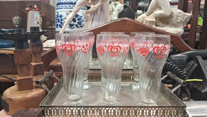 6 taças de vidro antiga da marca Kibon, utilizada para servir sorvetes ou milk-shakes.