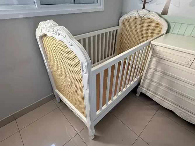 VENDO - Berço e Cômoda Luís XV em madeira maciça Laqueada (Alto Padrão)