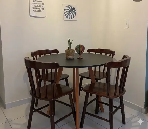 Mesa de jantar redonda (não acompanha cadeira)