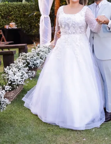 Vestido de noiva com véu