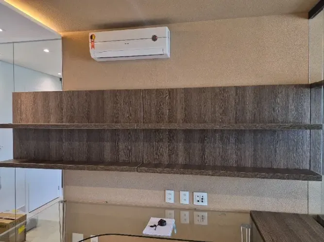 Prateleiras em MDF amadeirado para escritório / sala de reunião