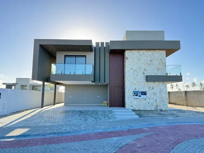 Casa de alto padrão em condomínio fechado na beira da praia