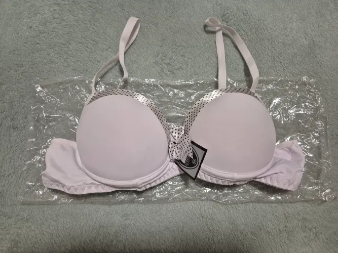 Sutiã Branco com bojo e detalhe de bolinhas - tamanho 44