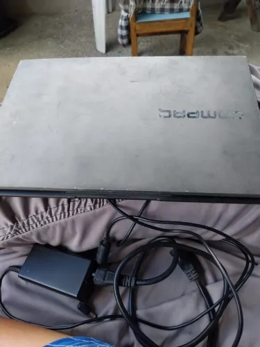 Notebook Compaq, Core i3, 4 GB de RAM e HD de 1 TB.