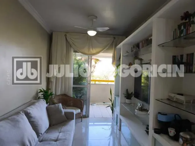 Lindo Apartamento - Freguesia - Varandão - 02 Quartos e 01 Dependência