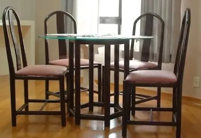 Mesa com tampo de vidro com 4 cadeiras