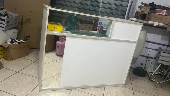 Balcão comercial de madeira com vitrine, gavetas e portas