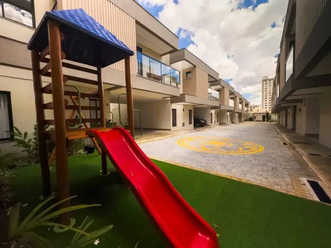 Sobrado em condomínio fechado no Jardim Atlântico