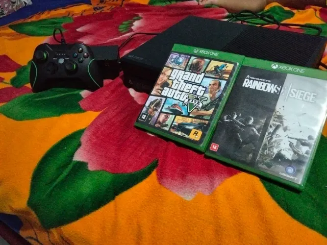 Xbox one com 1 controle e 2 jogos