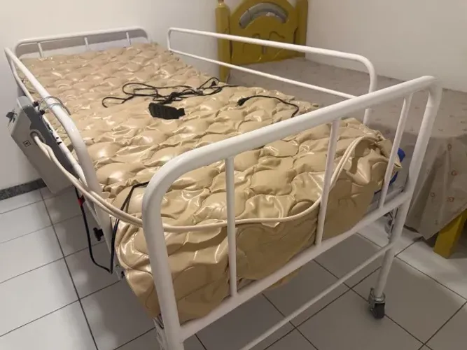 Cama Hospitalar com Colchão Pneumático Antiescaras e Inflador