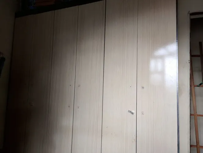Vende-se um guarda-roupas 6 portas e três gavetas com várias divisórias. Buscar no local. 