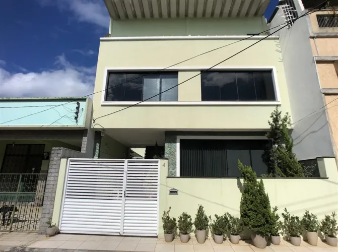 Casa 4 quartos, sendo 1 suíte