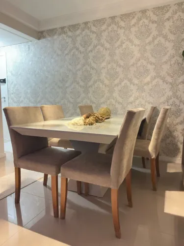 Mesa de Jantar Laqueada com Vidro e 6 Cadeiras - 2,00m
