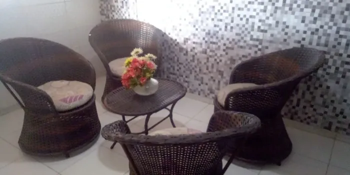 Conjunto de cadeiras e mesa em vime 