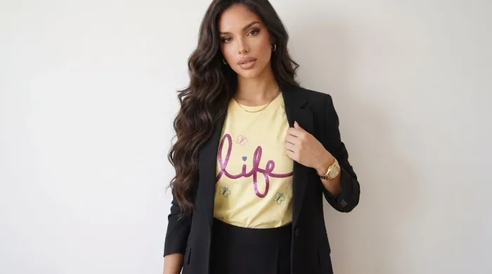 T-shirt feminina amarelo bebê M "Life" com detalhes em lantejoulas
