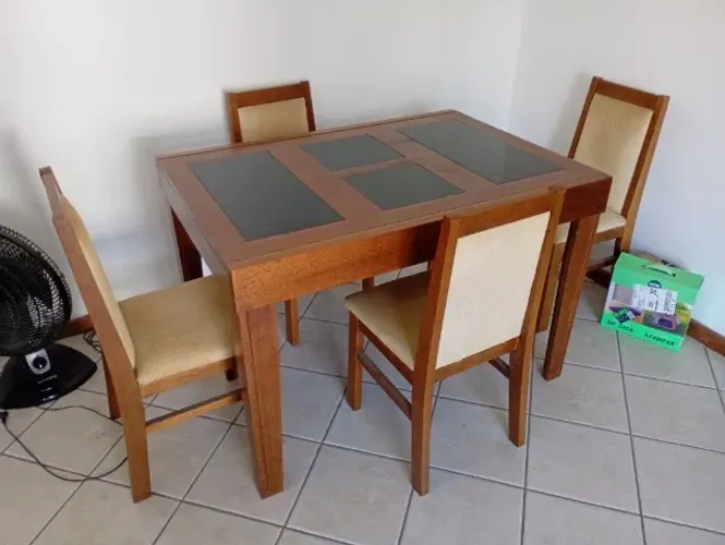 Mesa de Jantar que se estende + 4 Cadeiras - Estado de Nova.