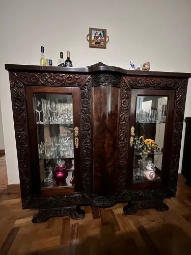 Cristaleira / Bar Colonial em Madeira Maciça com Vidro