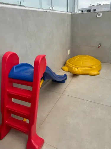 Vendo brinquedo escorregador com mini piscina de bolinhas
