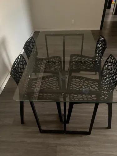 Mesa com tampo de vidro com 4 cadeiras de plástico