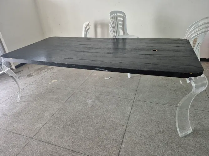 Mesa de reunião medindo 2,50 X 1,20