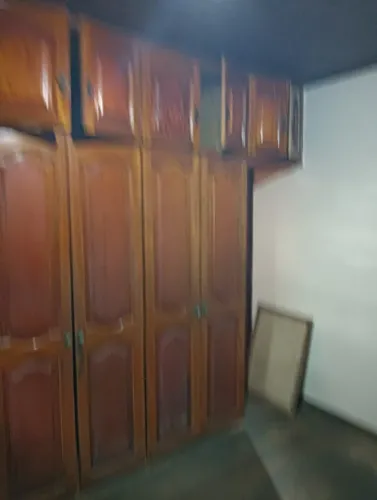Roupeiro em madeira de lei com 6 portas principais e 8 portas na parte superior