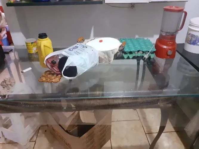 Somente a Mesa grande quadrada,muito boa,as cadeiras tenho 4 ,se quiser levar p reformar