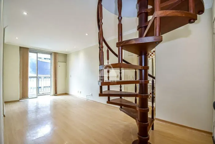Cobertura duplex excelente na R. Eduardo Guinle, de sala e quarto espaçosos com varanda, á