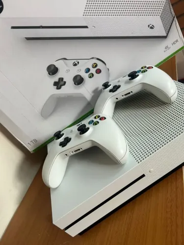 XBOX ONE S COM 11 JOGOS FIFA 26