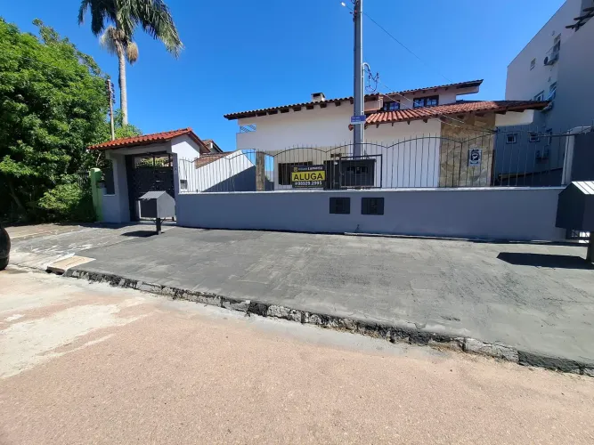 Aluga-se casa de 4 dormitórios no centro de Guaíba