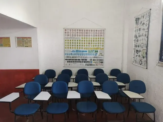 CADEIRA DE ESTUDANTE