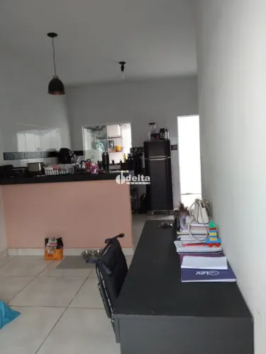 Casa residencial disponível com 2 suítes disponível para venda no bairro Granada em Uberlâ