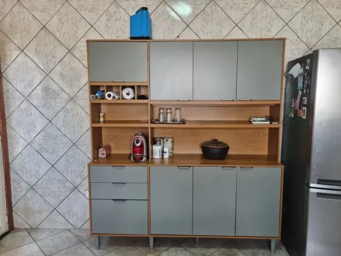 Armário Grande de Cozinha. 8 Portas e 2 Gavetas. Cores: Cinza e Madeira.