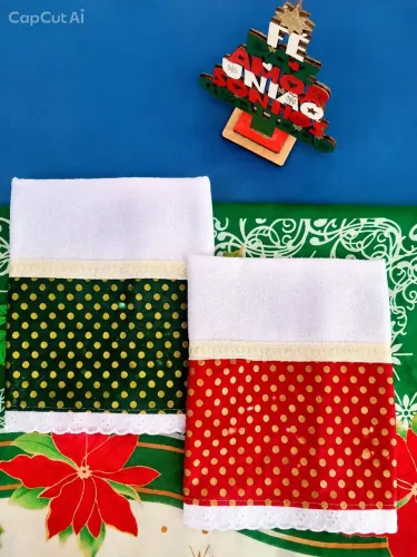 Kit 2 Panos de Prato Natalinos com Poás Dourados, Passa-Fita e Bordado Inglês