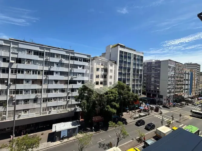 Sala comercial à venda na Praça Saens Peña, em ponto comercial seguro, 25m2 bem divididos!
