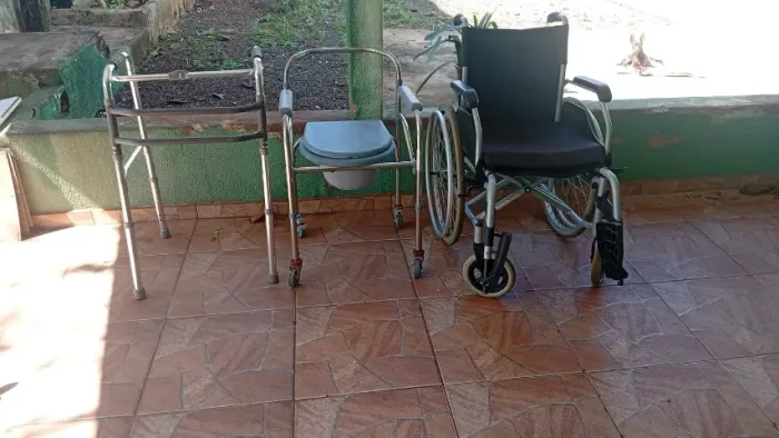 Kit Cadeira de Rodas, Cadeira de Banho e Andador