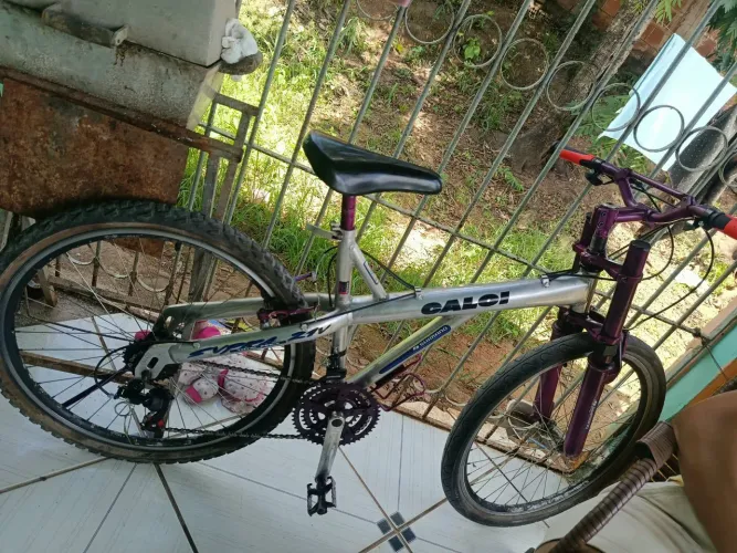 Bicicleta semi nova pra vender
