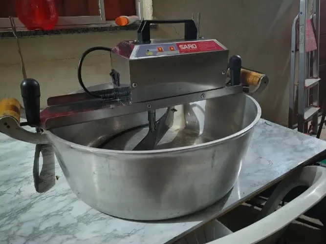 Panela de mexer doce, aço fundido 10 kg pouco usada comprei errado era masseira
