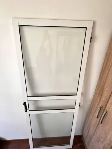 Porta de vidro com acabamento em aço 