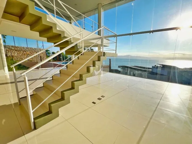 Casa em condomínio com 3 suítes e vista para o mar em Cacupé