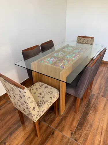 Mesa com 6 cadeiras
